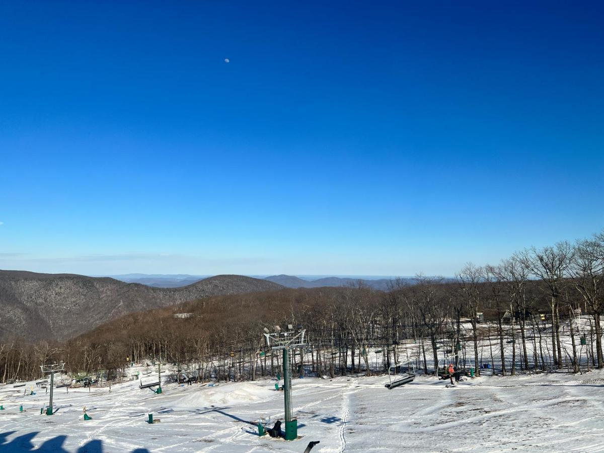 Diamond Adventure Slope Side With Foosball And Arcade At Wintergreen Resort Экстерьер фото